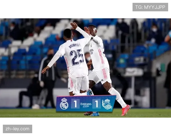 维尼修斯主罚角球时手臂被球迷扔下的水瓶击中，痛苦掩面